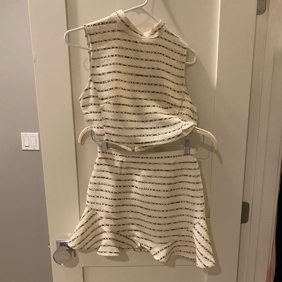 Two-piece Embroidered Skirt Set (S/M) - Picture 3 of 10